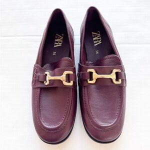 Zara Girl New Classic Loafers with Gold Bar in
Burgundy size EUR 36 US 4 NWOT